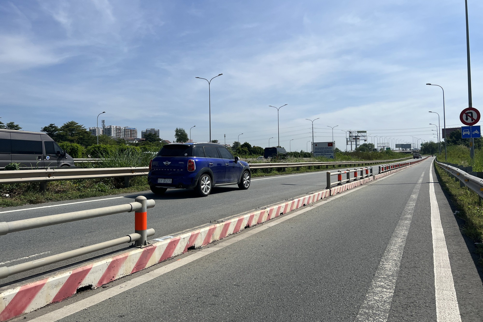 Mất trộm dải ph&acirc;n c&aacute;ch đường dẫn cao tốc: Clip nghi phạm l&uacute;c bị khống chế - Ảnh 3.