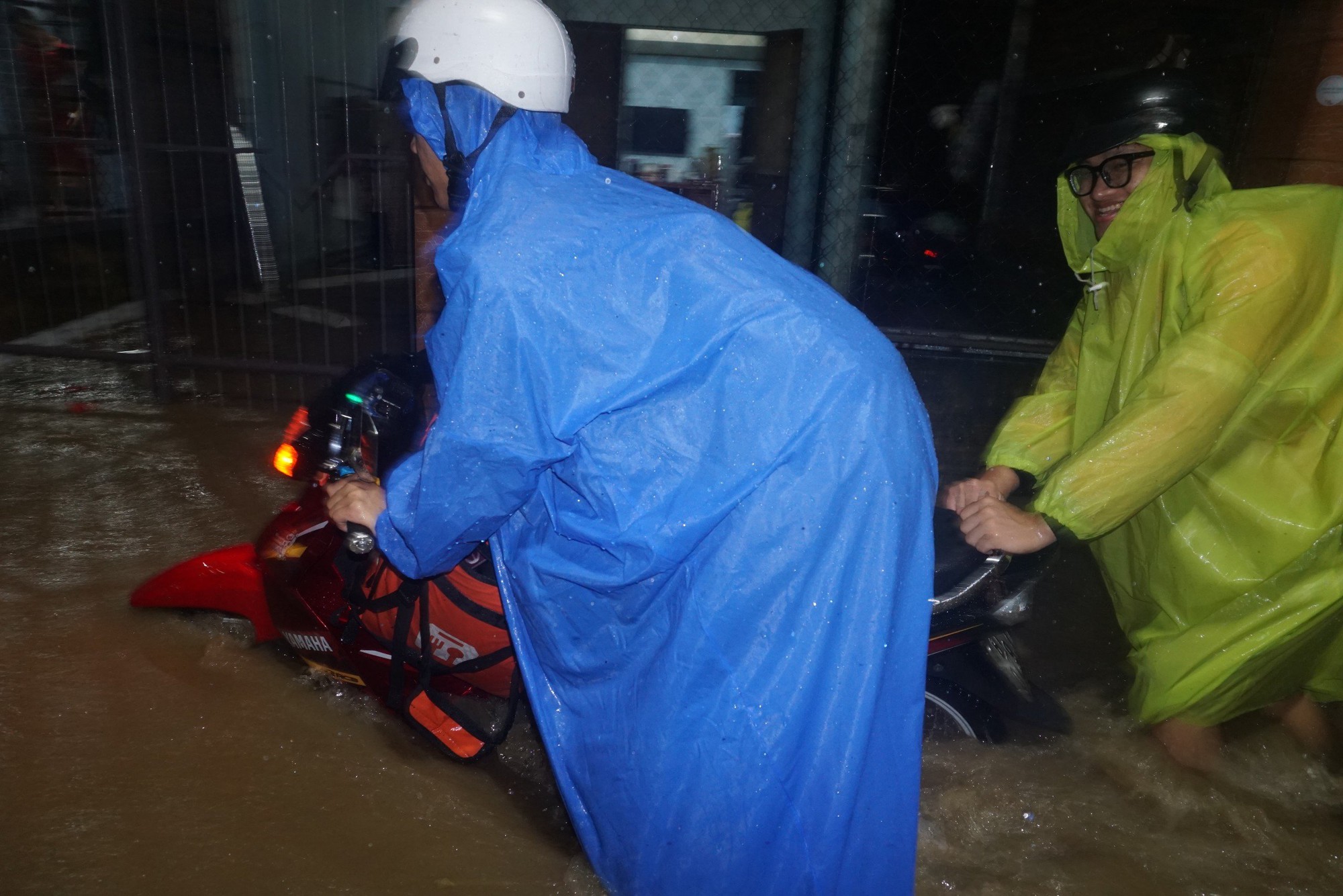 Đà Nẵng lại sơ tán dân trong đêm để tránh lũ - Ảnh 6.