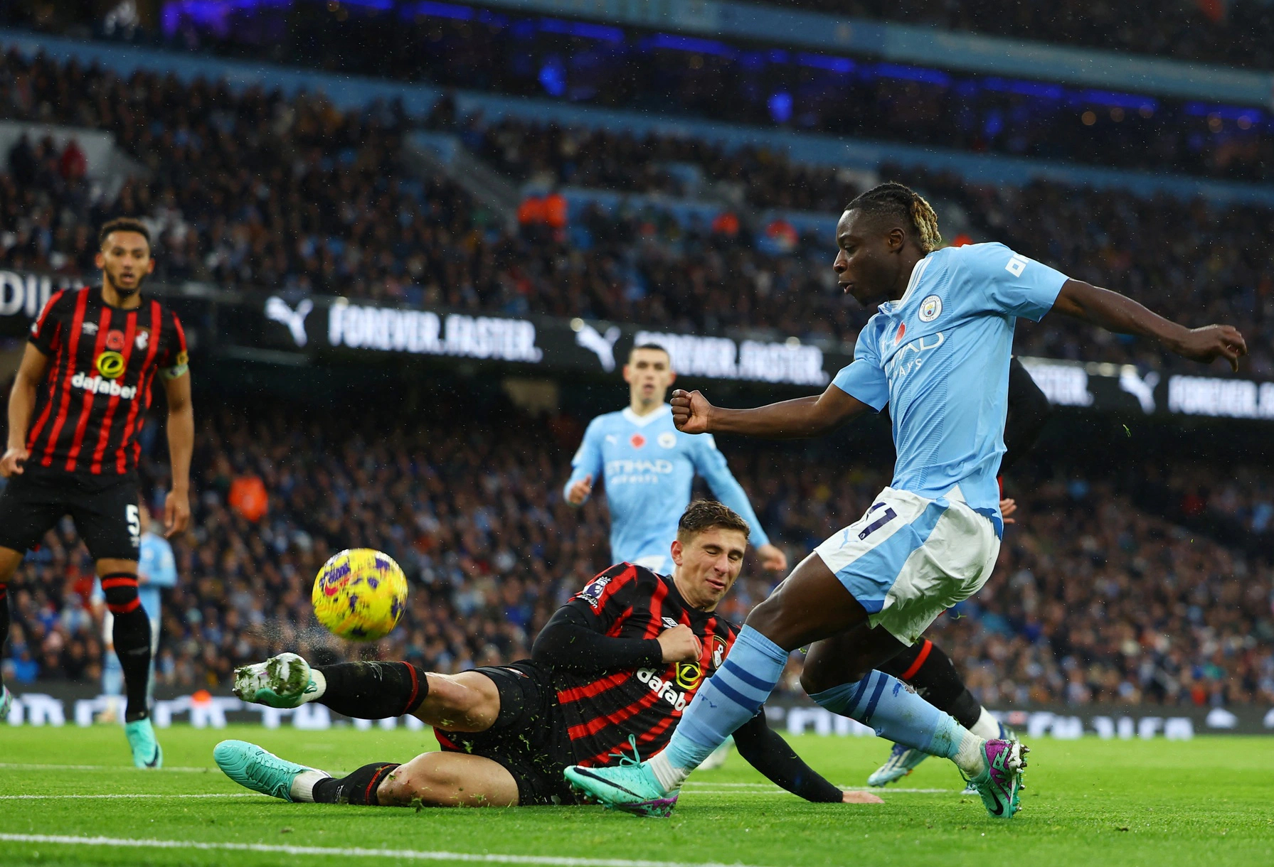 Jeremy Doku: S&aacute;t thủ b&oacute;ng tối của Man City - Ảnh 3.