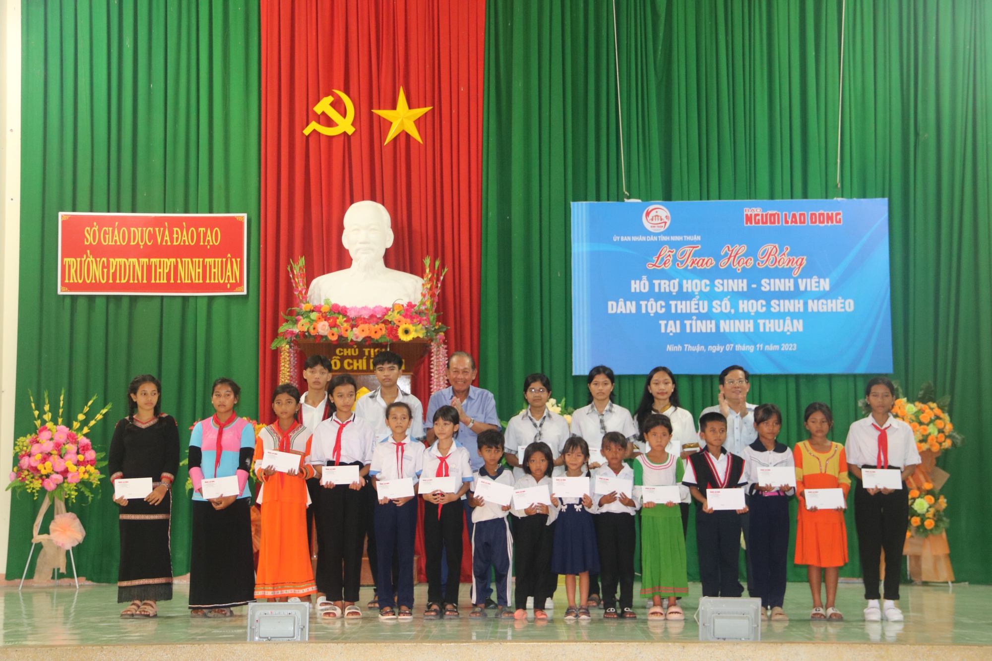 Trao 100 học bổng cho học sinh, sinh viên dân tộc thiểu số Ninh Thuận