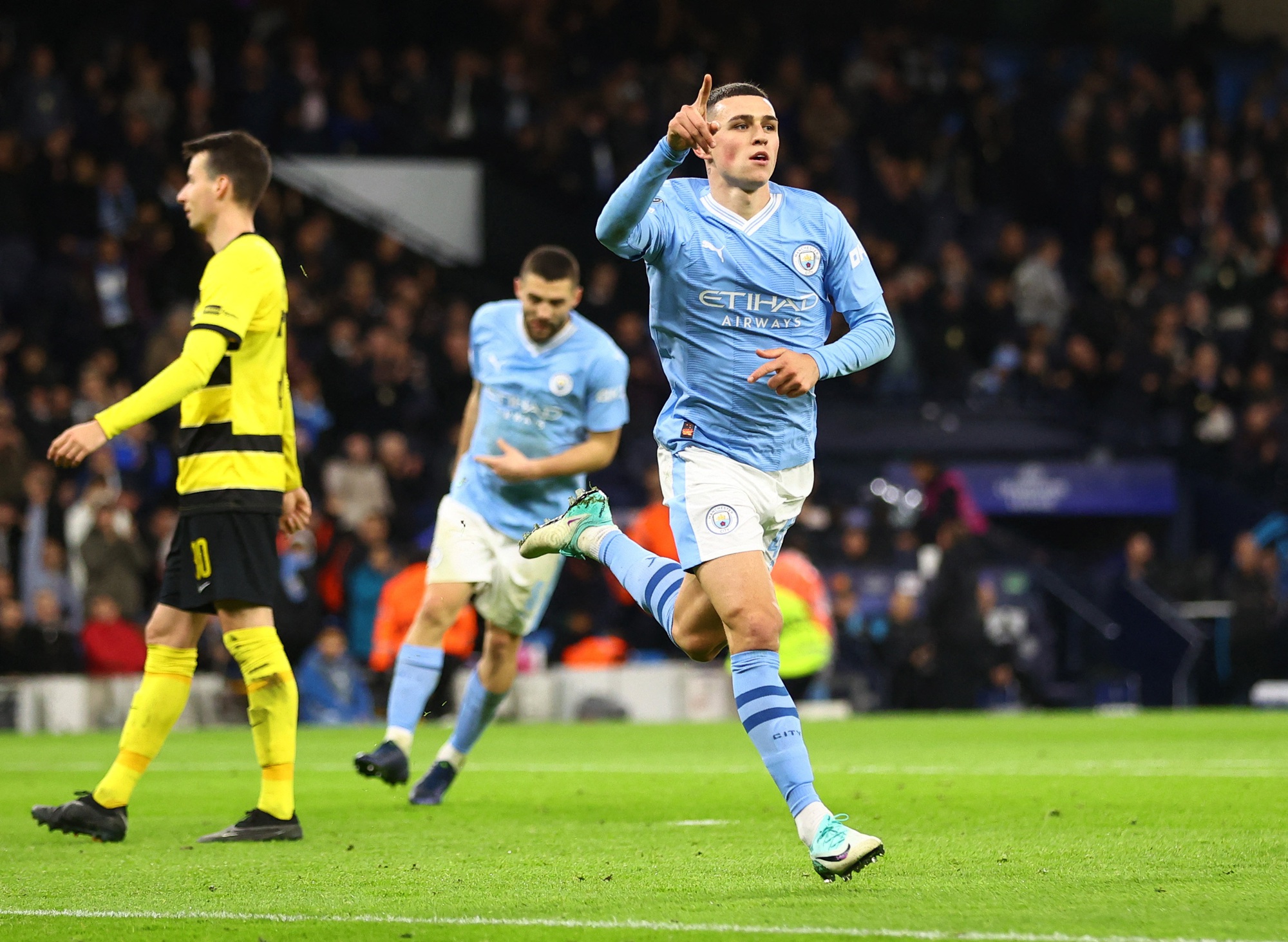 Man City gi&agrave;nh v&eacute; sớm, Barcelona thua sốc Shakhtar Donetsk - Ảnh 3.