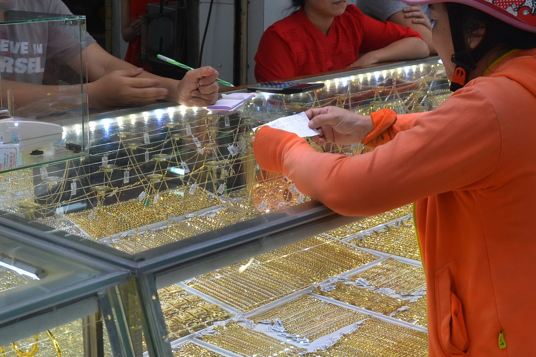 Giá vàng hôm nay 8-11: USD tiếp tục tăng giá, vàng giảm mạnh