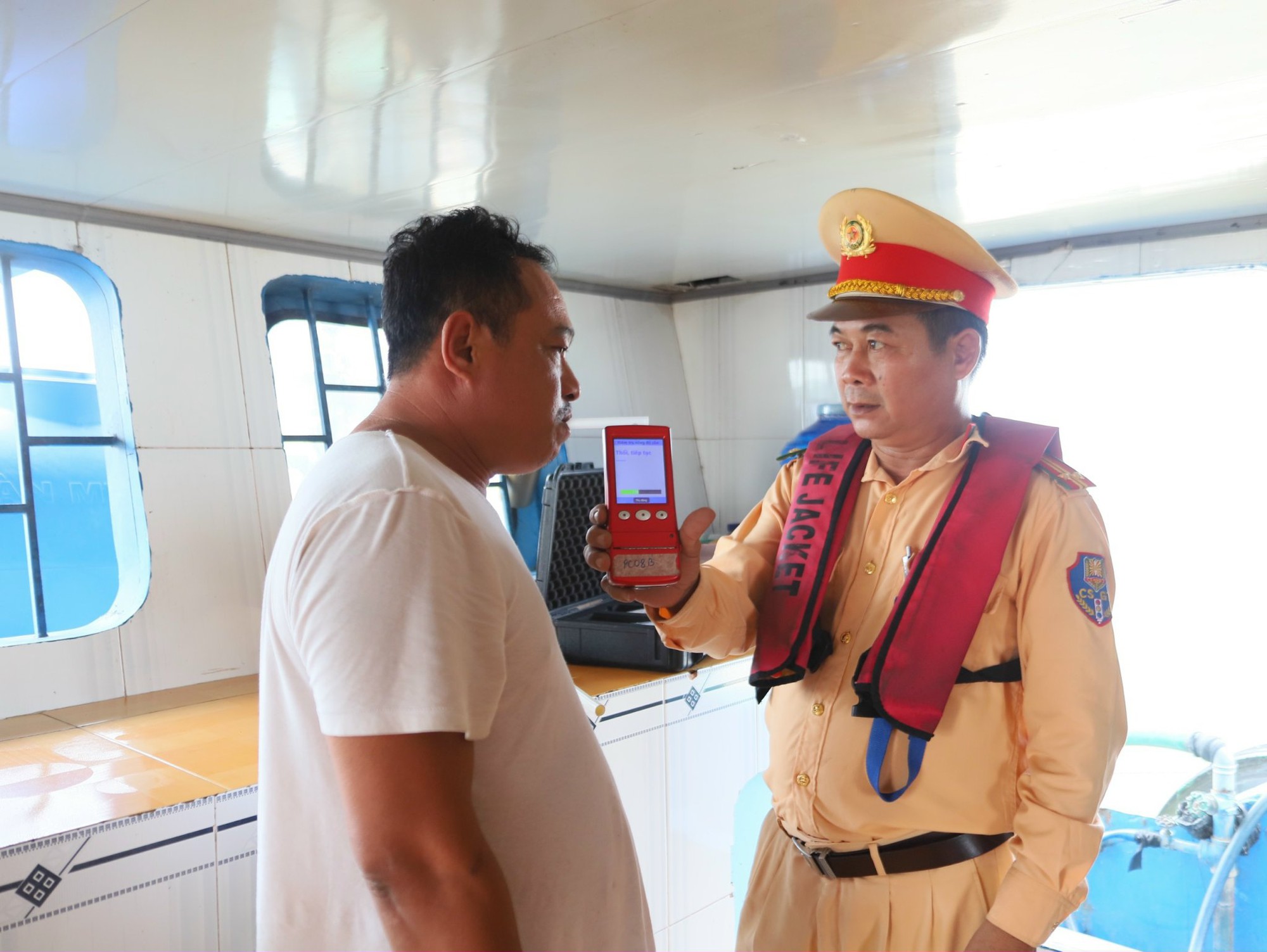 Theo chân Cảnh sát đường thủy TP HCM thổi cồn trên sông Đồng Nai - Ảnh 2.
