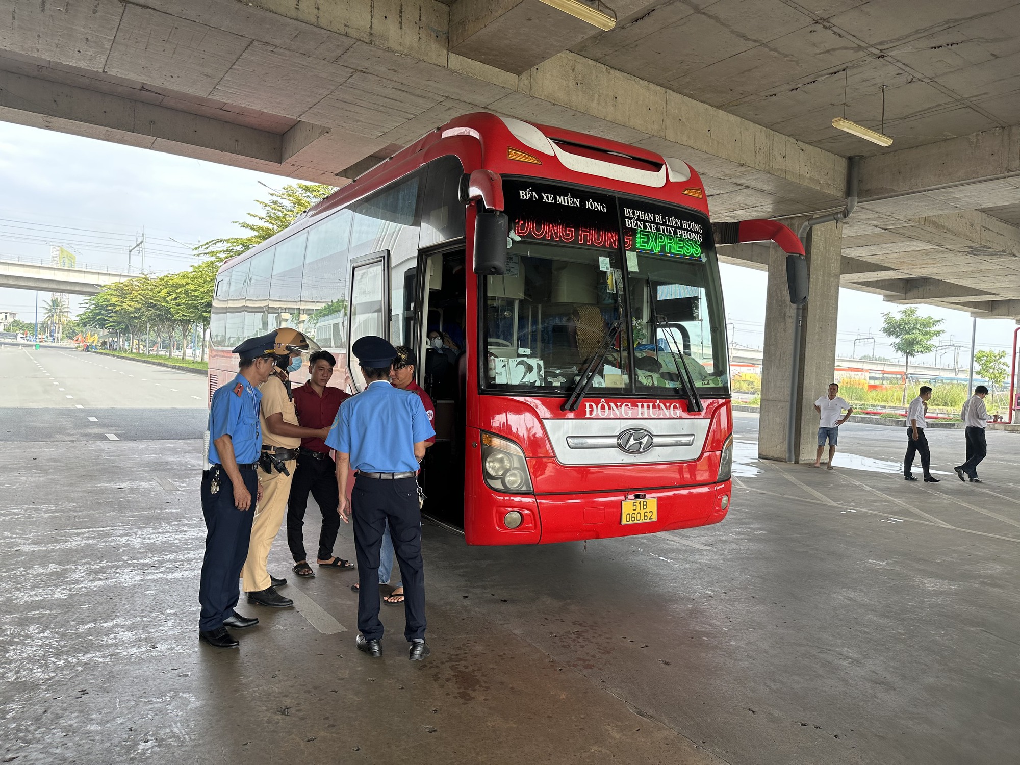 CLIP: Đồng loạt kiểm tra b&atilde;i xe Phương Trang, Thuận Thảo, Việt T&acirc;n Ph&aacute;t tại TP HCM - Ảnh 5.