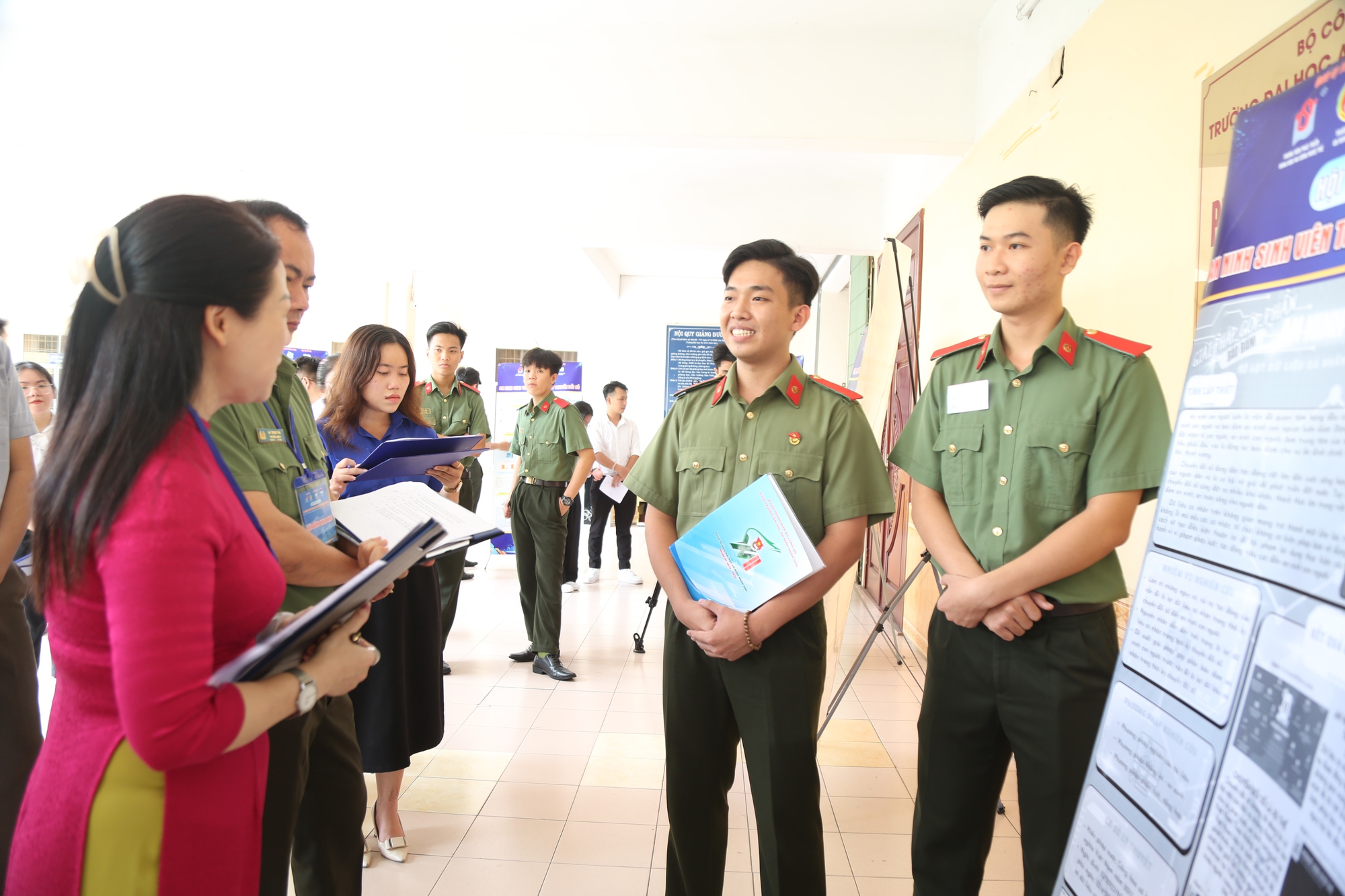 Những mối nguy hại kh&ocirc;ng ngờ của kh&ocirc;ng gian mạng đối với sinh vi&ecirc;n - Ảnh 2.