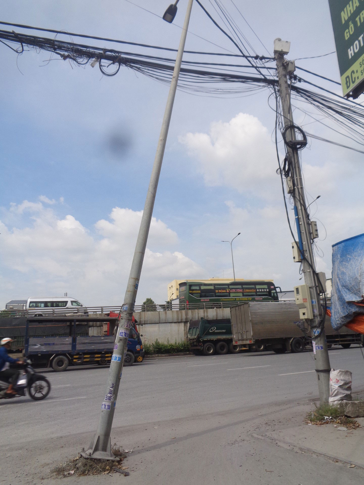 Nguy hiểm từ trụ đèn sắp đổ