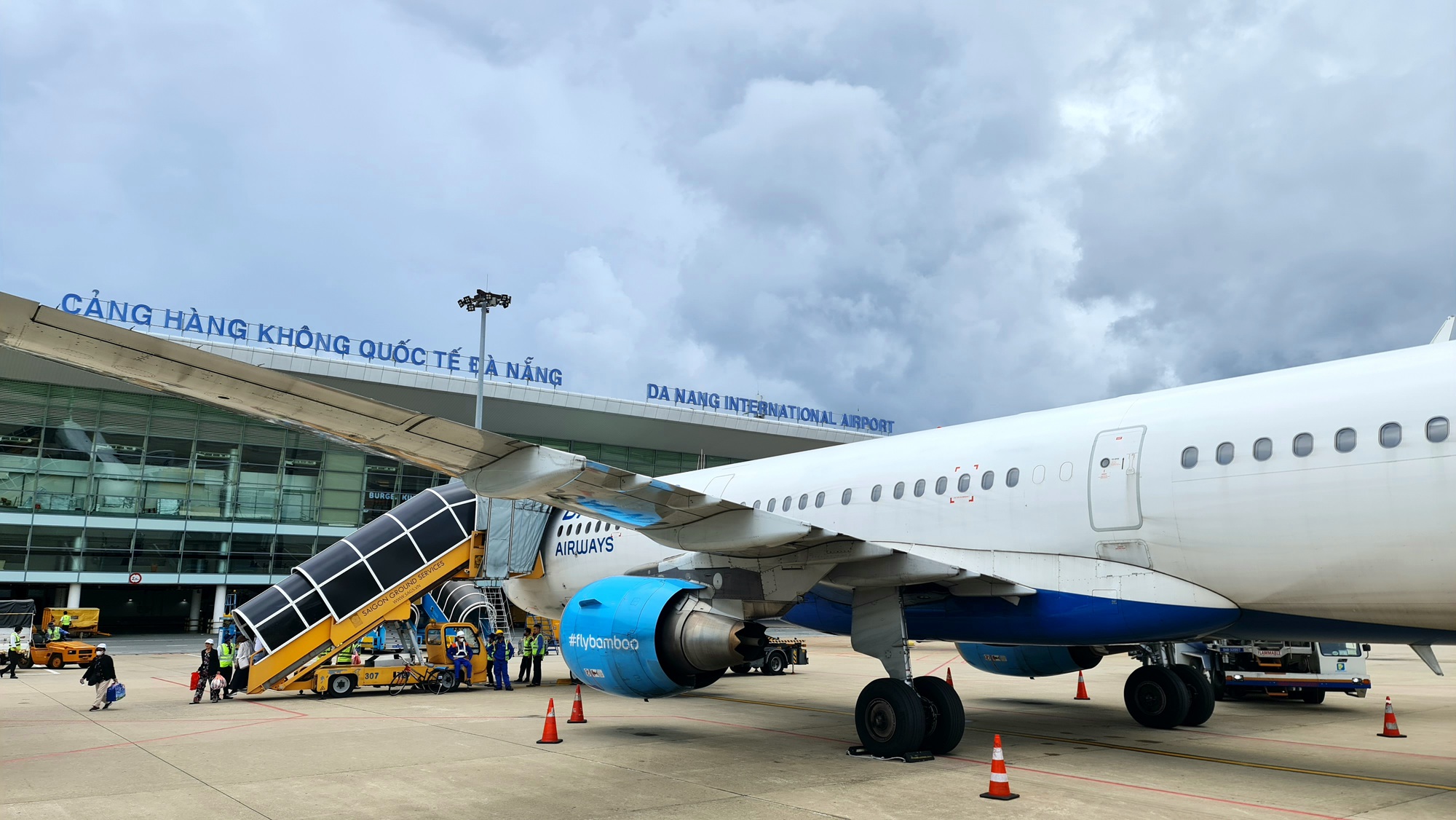 Máy bay hủy hạ cánh vì chó chạy vào đường băng