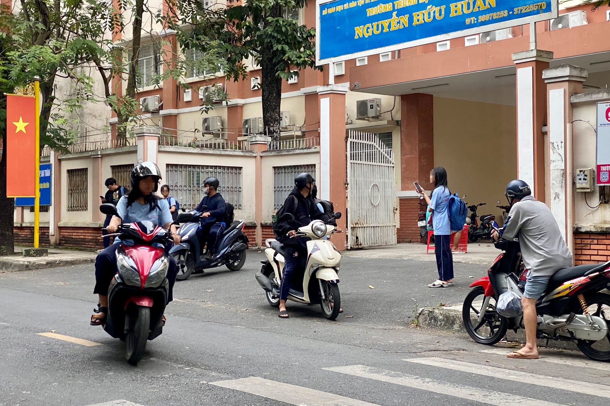 Học sinh chạy xe máy: Những rủi ro lớn