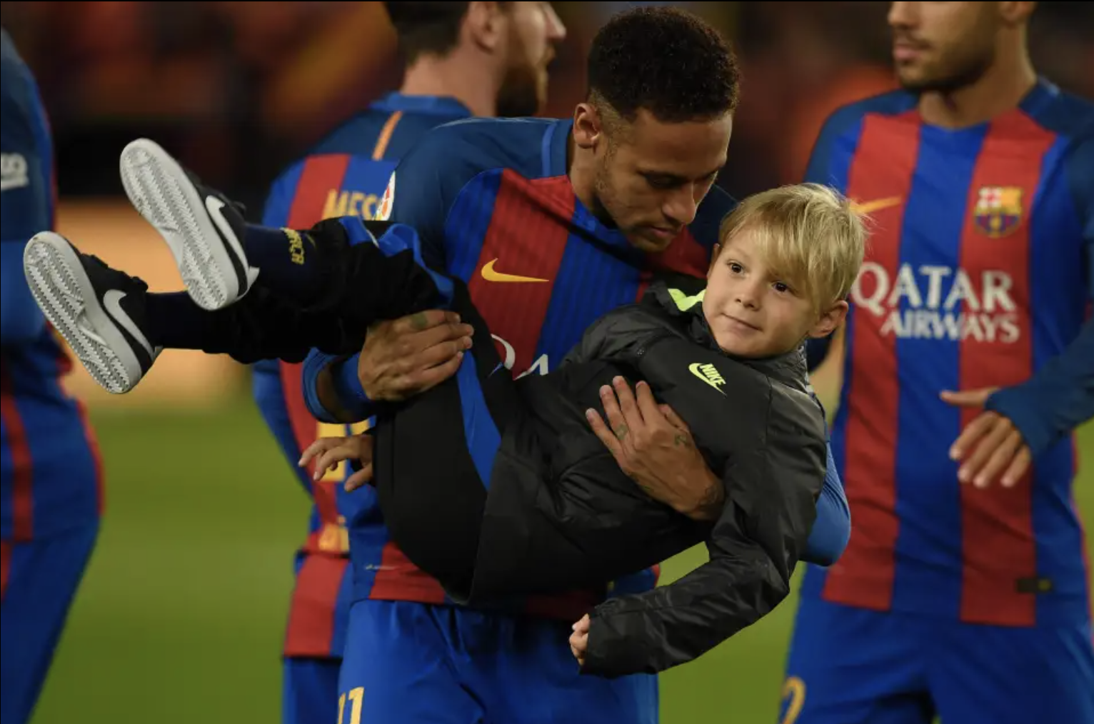 Gia đ&igrave;nh bạn g&aacute;i si&ecirc;u mẫu của Neymar bị cướp sạch t&agrave;i sản qu&yacute; gi&aacute; - Ảnh 6.