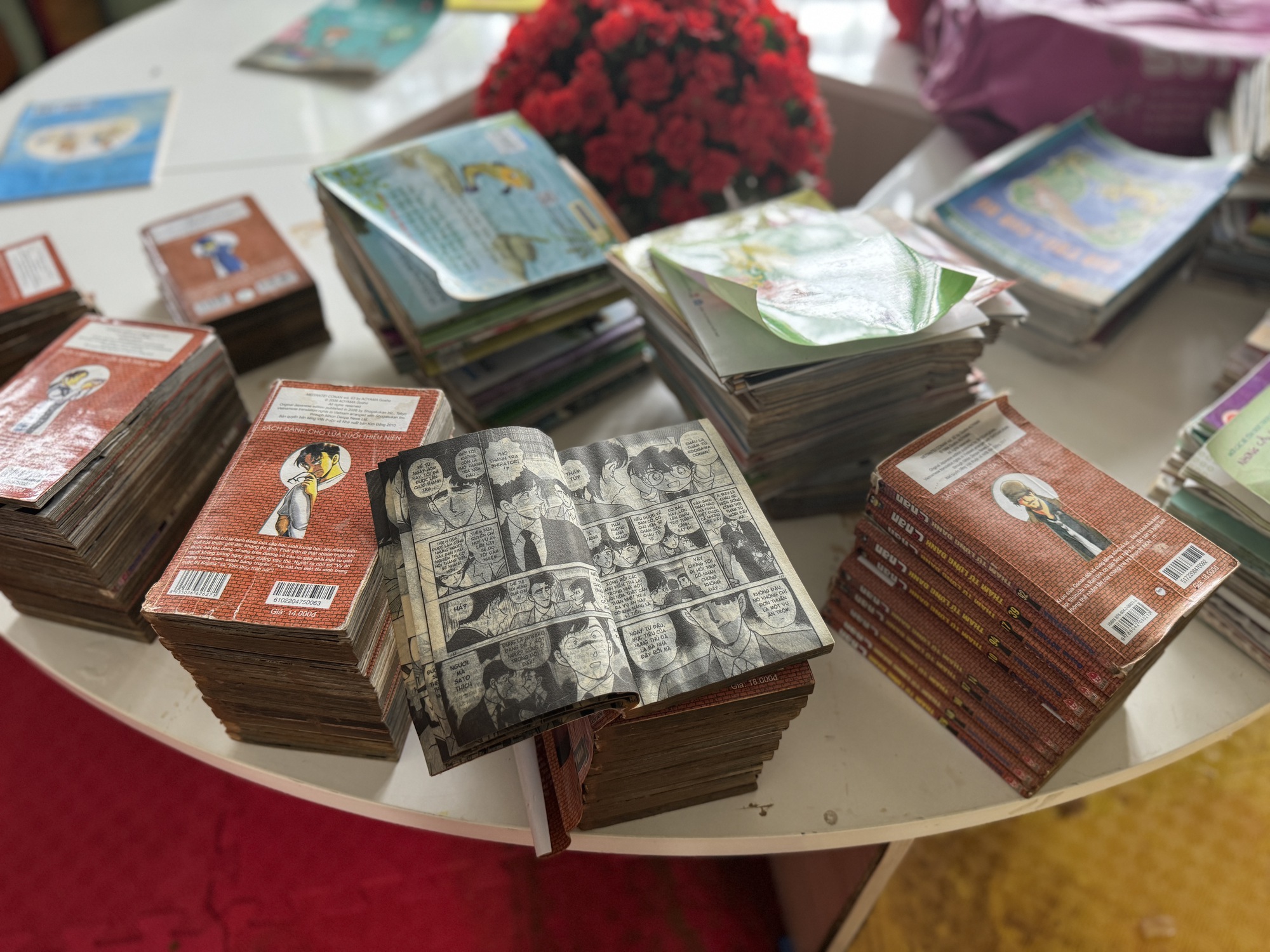 Nửa đ&ecirc;m lũ ập v&agrave;o trường, gần 1.500 học sinh Đ&agrave; Nẵng phải nghỉ học - Ảnh 10.