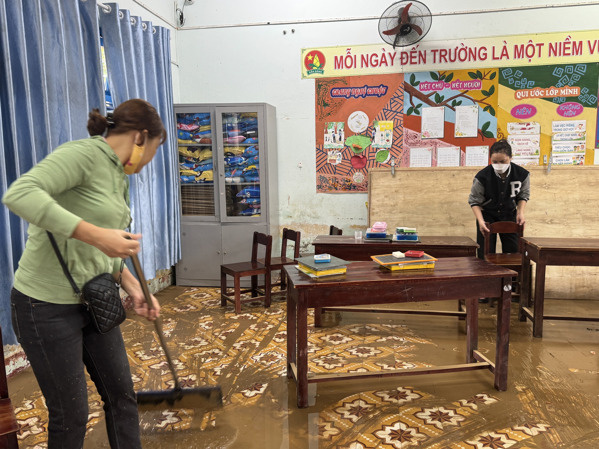 Nửa đêm lũ ập vào trường, gần 1.500 học sinh Đà Nẵng phải nghỉ học