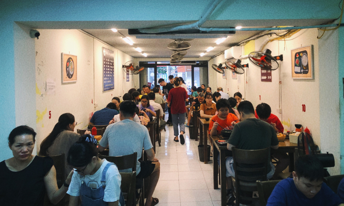 Quán phở Hà Nội để khách tự nấu trong bát đá 300 độ C - Ảnh 11.