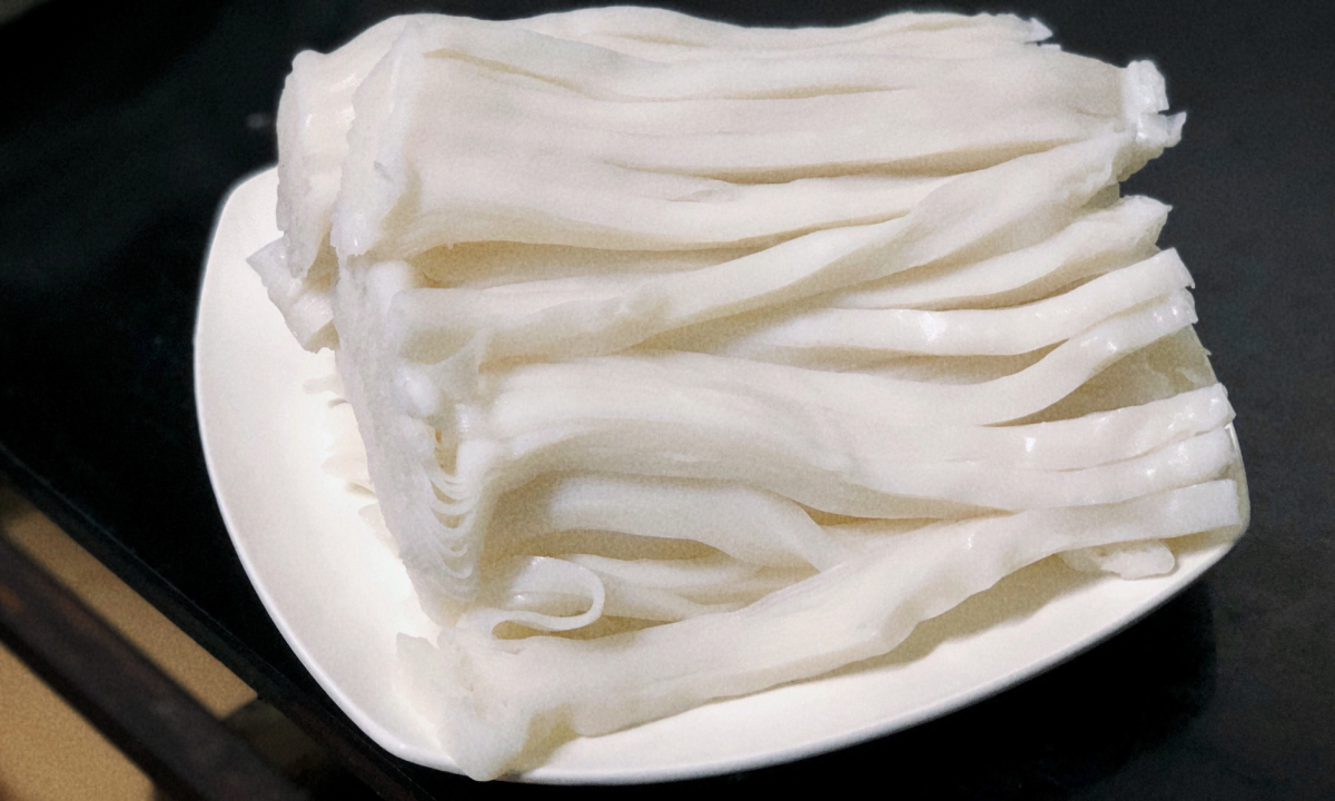 Quán phở Hà Nội để khách tự nấu trong bát đá 300 độ C - Ảnh 3.