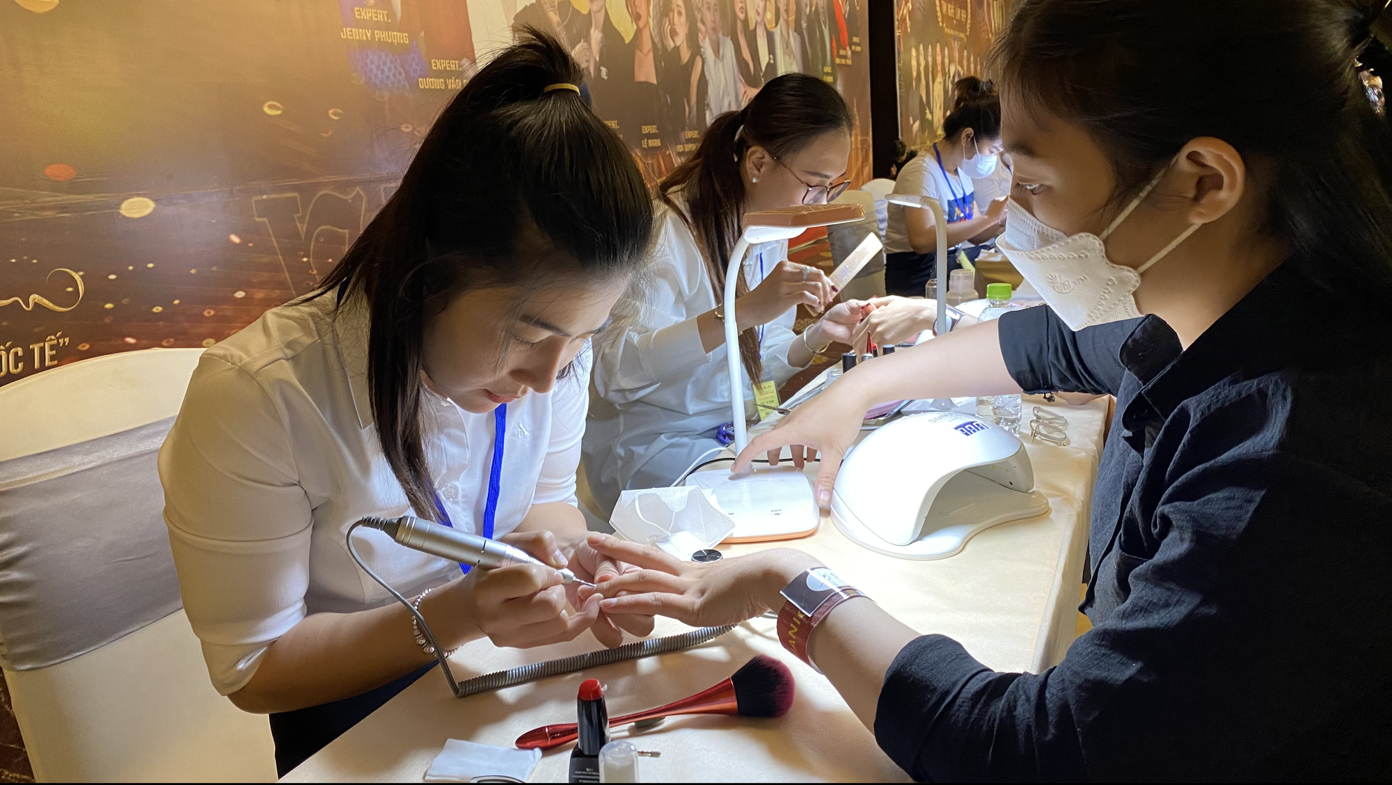 Đ&agrave;o tạo nghề l&agrave;m đẹp Việt Nam chưa s&aacute;t chuẩn quốc tế - Ảnh 2.