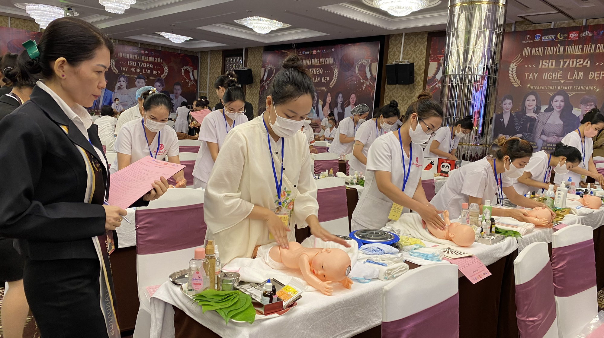 Đ&agrave;o tạo nghề l&agrave;m đẹp Việt Nam chưa s&aacute;t chuẩn quốc tế - Ảnh 4.