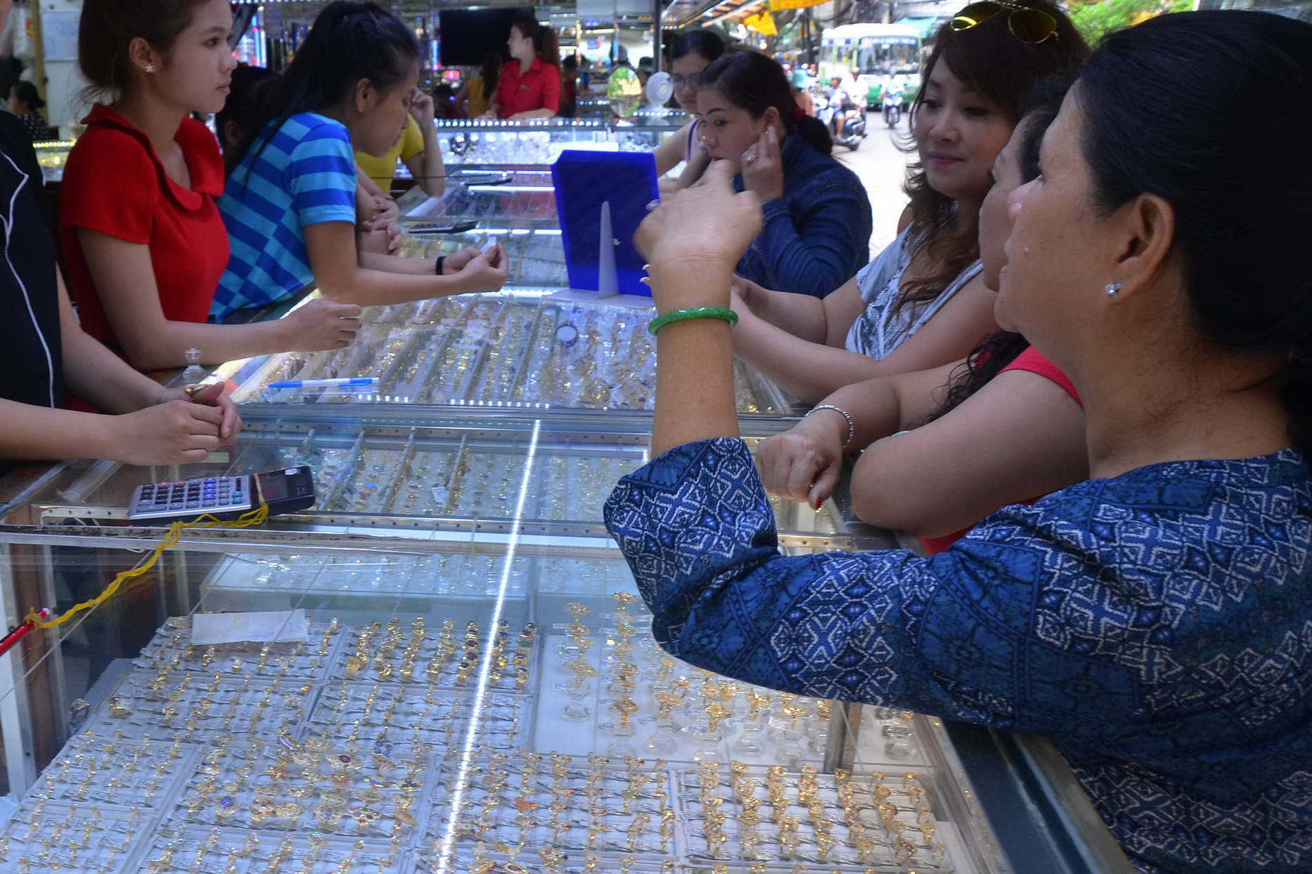 Gi&aacute; v&agrave;ng h&ocirc;m nay 9-11 giảm tiếp, gi&aacute; dầu th&ocirc; bốc hơi dữ dội - Ảnh 1.