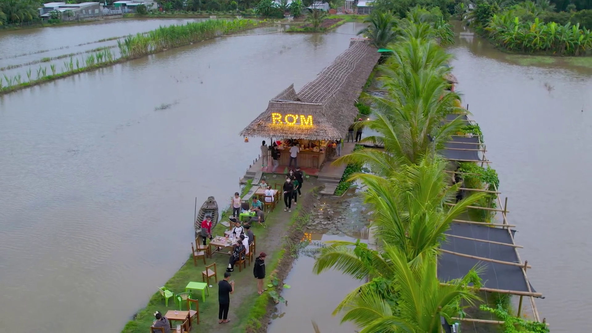 VIDEO: Độc lạ quán cà phê "Rơm" nằm giữa đồng lúa ở Cần Thơ
