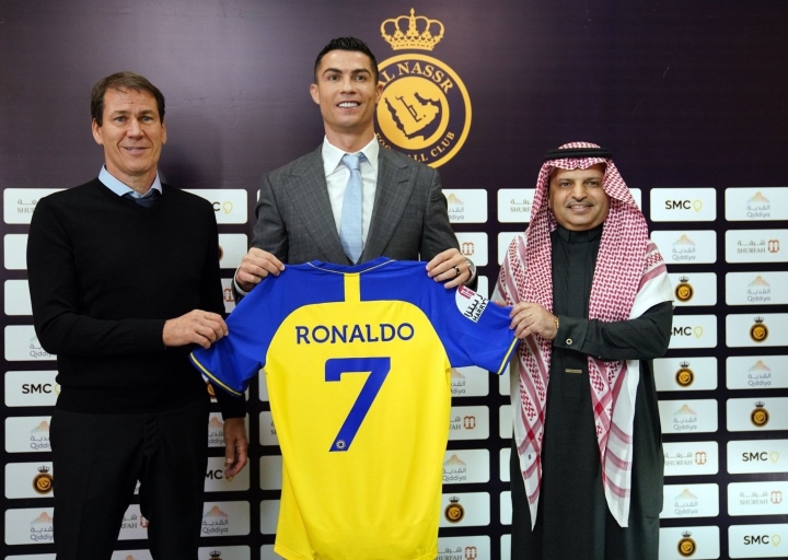 Đội h&igrave;nh ti&ecirc;u biểu FIFPro: Messi, Ronaldo g&acirc;y tranh c&atilde;i- Ảnh 2.