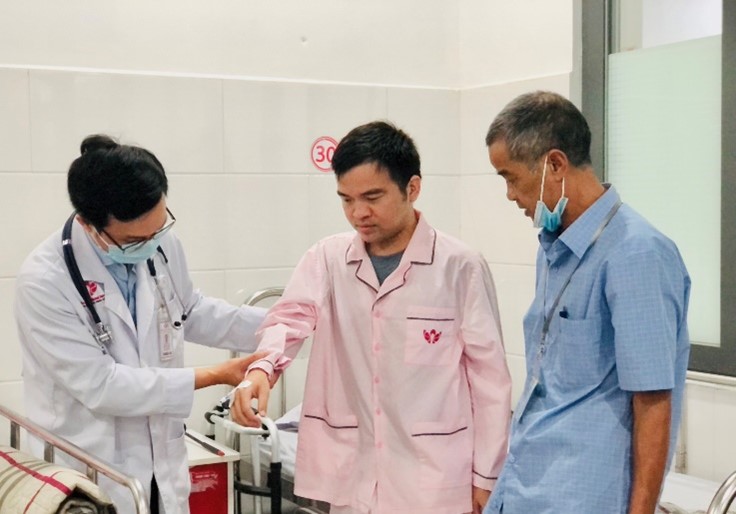 Đang khỏe mạnh, nam nhân viên bảo trì bỗng liệt nửa dưới người, ngồi xe lăn - Ảnh 1.