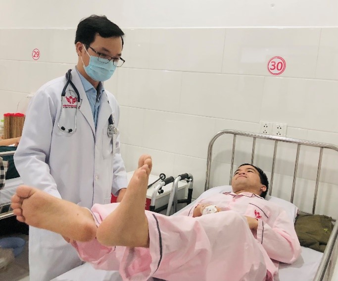 Đang khỏe mạnh, nam nhân viên bảo trì bỗng liệt nửa dưới người, ngồi xe lăn