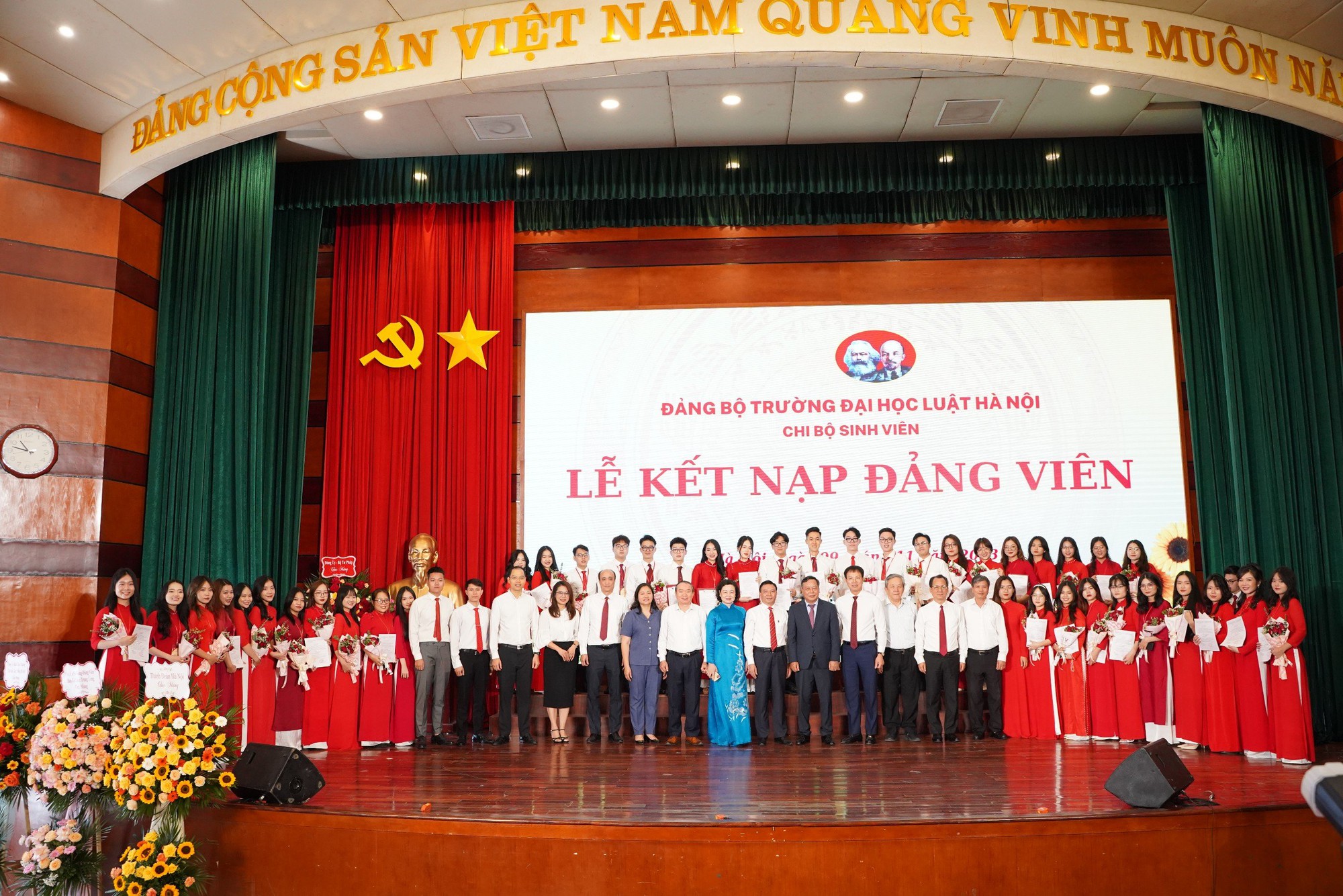 Trường ĐH Luật H&agrave; Nội kết nạp 77 sinh vi&ecirc;n ưu t&uacute; v&agrave;o Đảng - Ảnh 3.