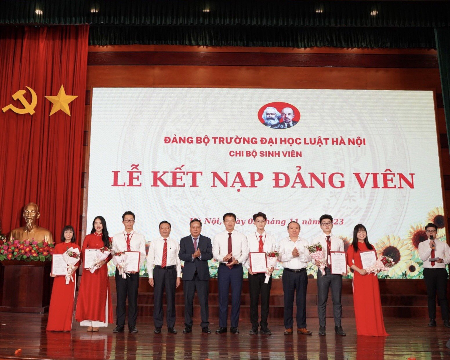 Trường ĐH Luật Hà Nội kết nạp 77 sinh viên ưu tú vào Đảng