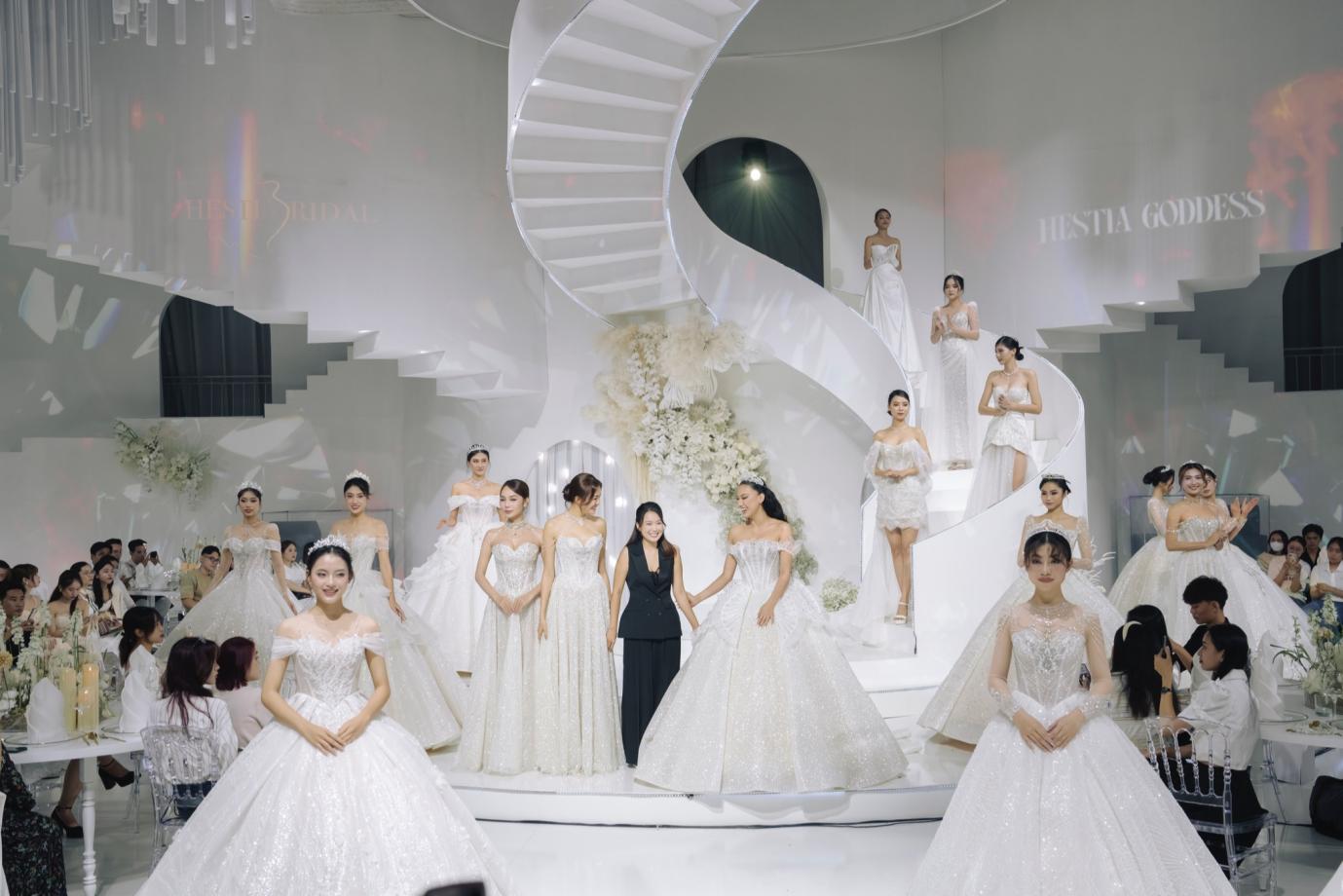 &Aacute; hậu Kim Duy&ecirc;n v&agrave; Lệ Hằng hội ngộ tr&ecirc;n s&agrave;n catwalk - Ảnh 1.