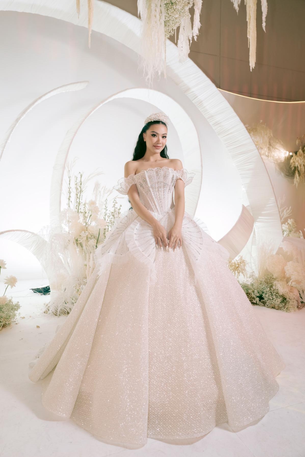 &Aacute; hậu Kim Duy&ecirc;n v&agrave; Lệ Hằng hội ngộ tr&ecirc;n s&agrave;n catwalk - Ảnh 4.