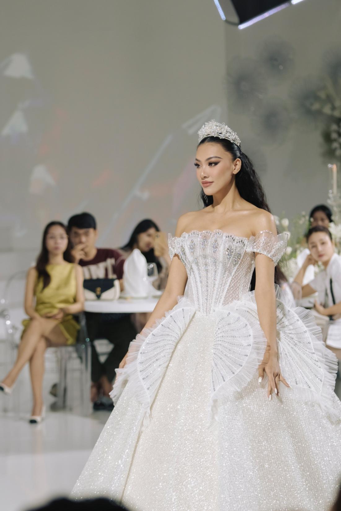 &Aacute; hậu Kim Duy&ecirc;n v&agrave; Lệ Hằng hội ngộ tr&ecirc;n s&agrave;n catwalk - Ảnh 5.