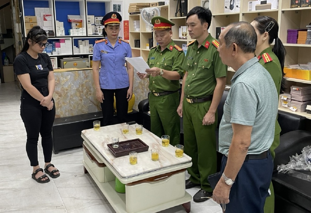 Phá đường dây buôn lậu hàng chục tỉ đồng linh kiện điện thoại từ Trung Quốc