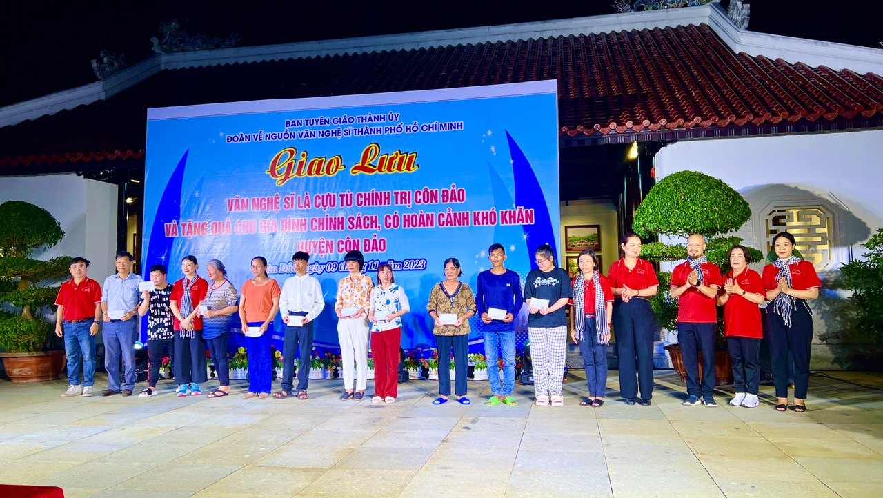 Về nguồn Thắp nến tri &acirc;n anh h&ugrave;ng liệt sĩ tại H&agrave;ng Dương - C&ocirc;n Đảo - Ảnh 12.