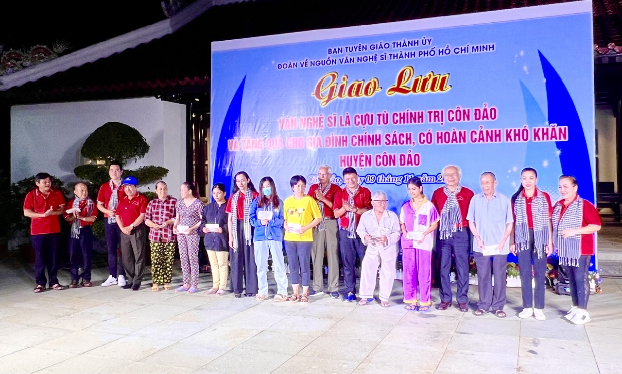 Về nguồn Thắp nến tri &acirc;n anh h&ugrave;ng liệt sĩ tại H&agrave;ng Dương - C&ocirc;n Đảo - Ảnh 11.