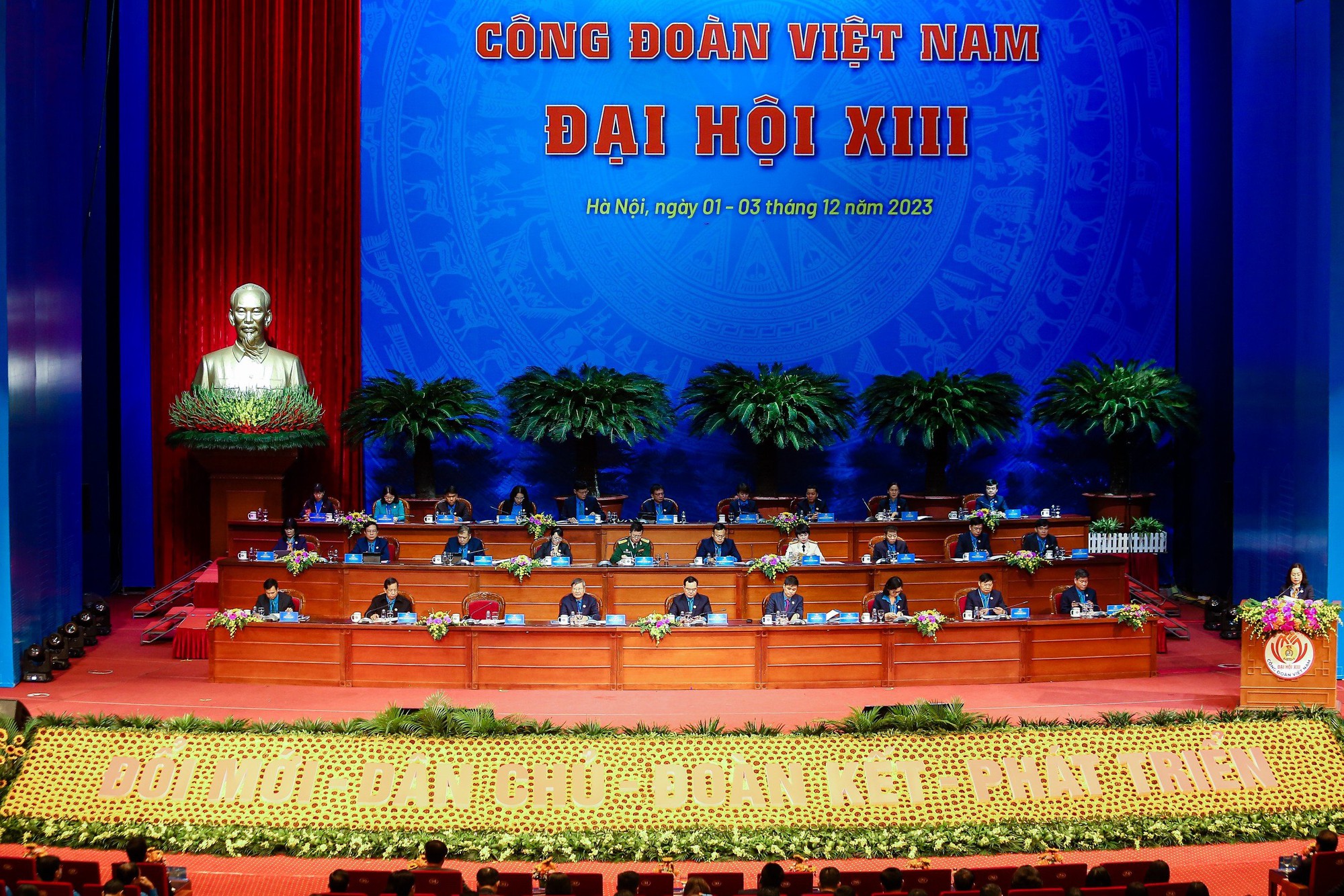 Ban Chấp h&agrave;nh, Đo&agrave;n Chủ tịch Tổng LĐLĐ Việt Nam kh&oacute;a XII: Tr&aacute;ch nhiệm, đo&agrave;n kết v&igrave; người lao động- Ảnh 2.