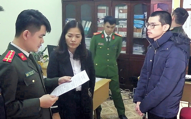 Tạm giam nhân viên ngân hàng lừa đảo chiếm đoạt trên 7 tỉ đồng