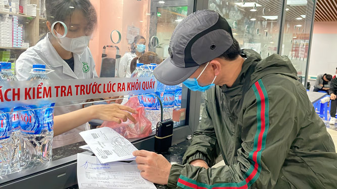 Người d&acirc;n kh&aacute;m bệnh tại Bệnh viện Bạch Mai, TP H&agrave; Nội