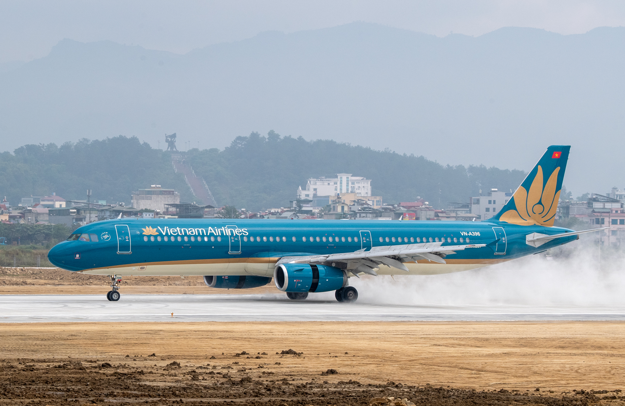 2.2 Chiếc m&aacute;y bay Airbus A321 số hiệu VN-A396 chạm mặt đường băng s&acirc;n bay Điện Bi&ecirc;n.jpg