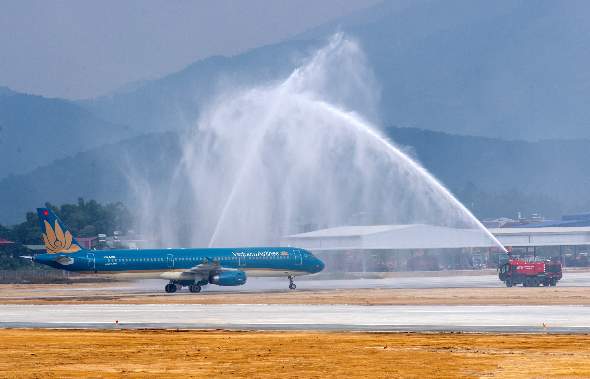 3.2 Nghi thức phun v&ograve;i rồng ch&agrave;o đ&oacute;n chuyến bay