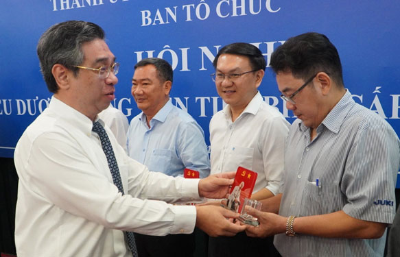 Phó Bí thư Thành ủy, Trưởng Ban Tổ chức Thành ủy TP HCM Nguyễn Phước Lộc biểu dương, chúc mừng các đảng viên tiêu biểu cấp thành phố
