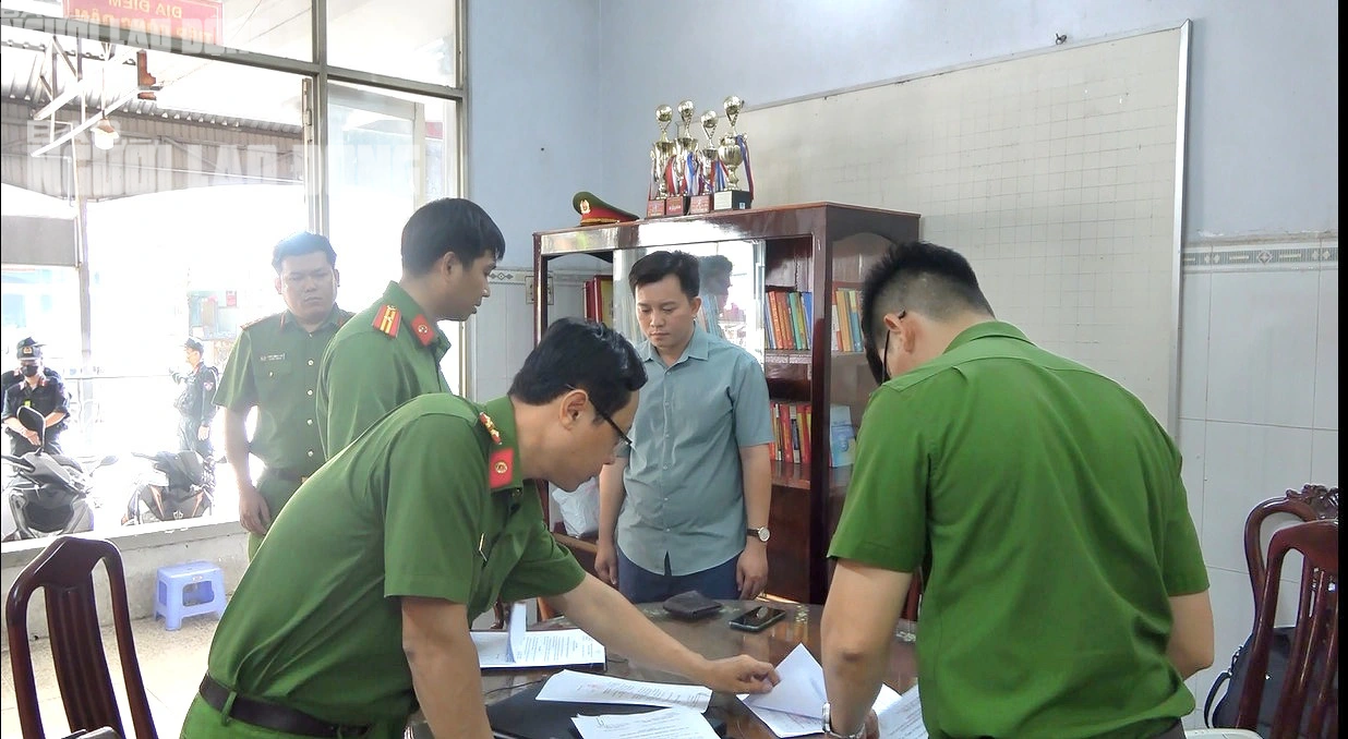Bắt tạm giam 1 cựu đăng kiểm viên ở Long An- Ảnh 2.