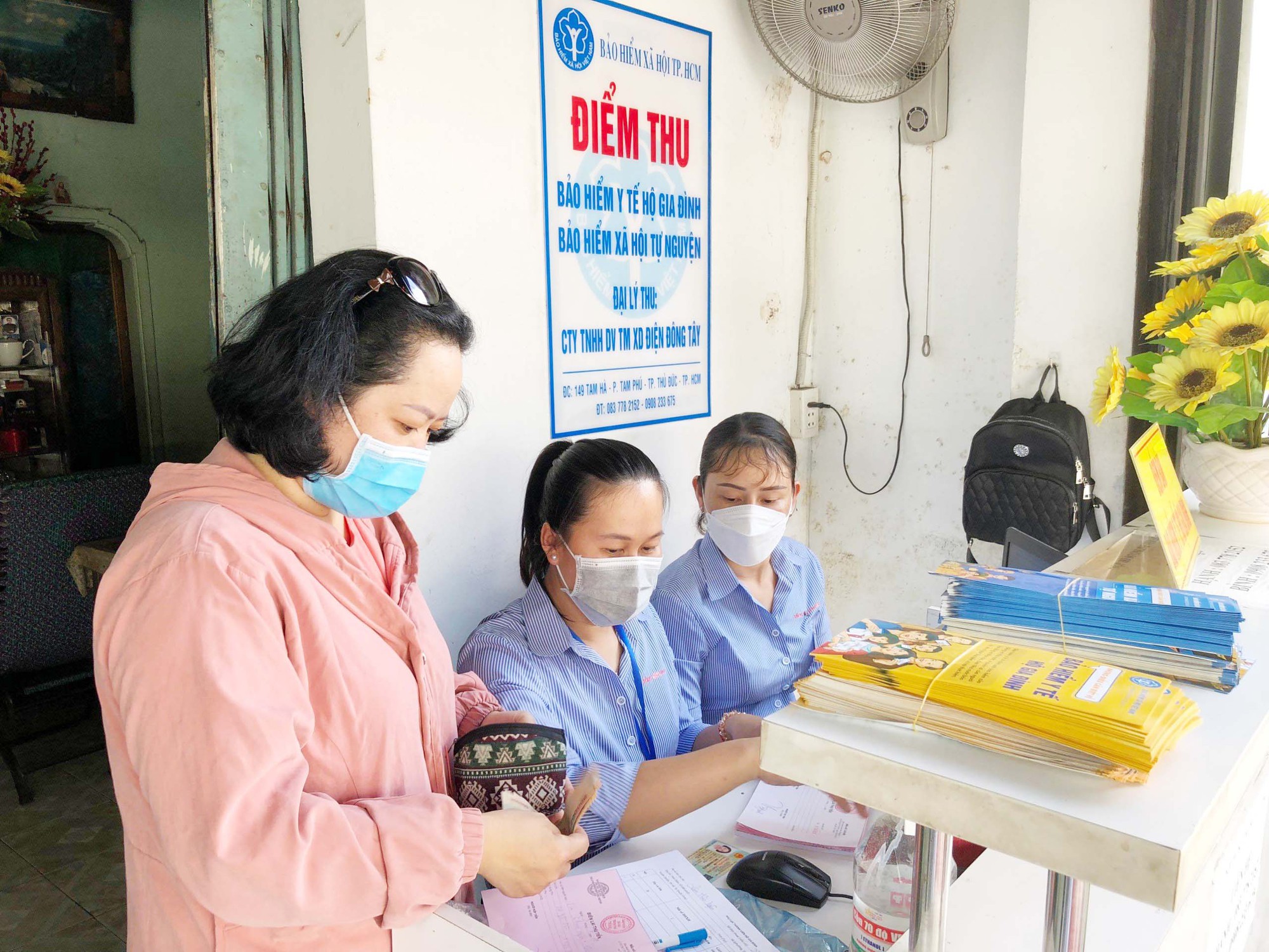 Một điểm thu BHYT hộ gia đ&igrave;nh, BHXH tự nguyện