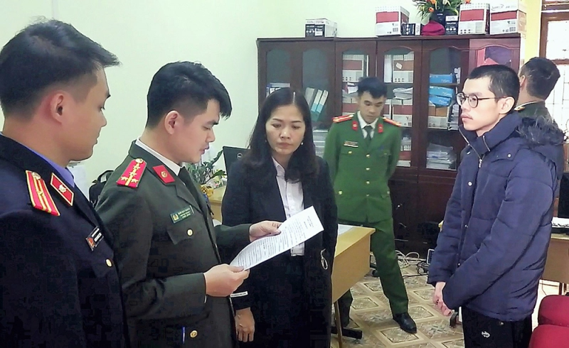 Tạm giam nh&acirc;n vi&ecirc;n ng&acirc;n h&agrave;ng lừa đảo chiếm đoạt tr&ecirc;n 7 tỉ đồng- Ảnh 1.