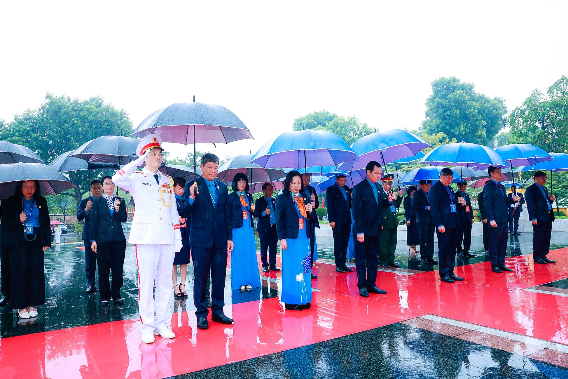 Đại biểu dự Đại hội XIII Công đoàn Việt Nam vào Lăng viếng Chủ tịch Hồ Chí Minh- Ảnh 7.