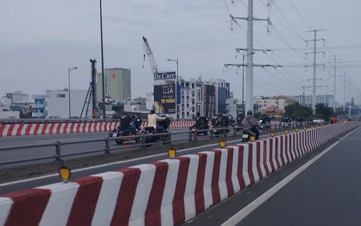 TP HCM: Xôn xao hình ảnh đoàn mô tô chạy vào làn ô tô trên cầu