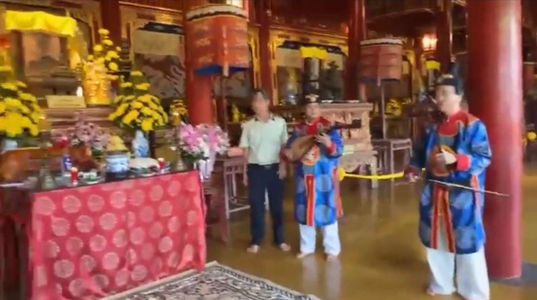 Đơn vị quản l&yacute; Đại nội Huế n&oacute;i g&igrave; khi tổ chức đội nhạc đ&oacute;n đo&agrave;n du kh&aacute;ch ở Thế miếu?- Ảnh 2.