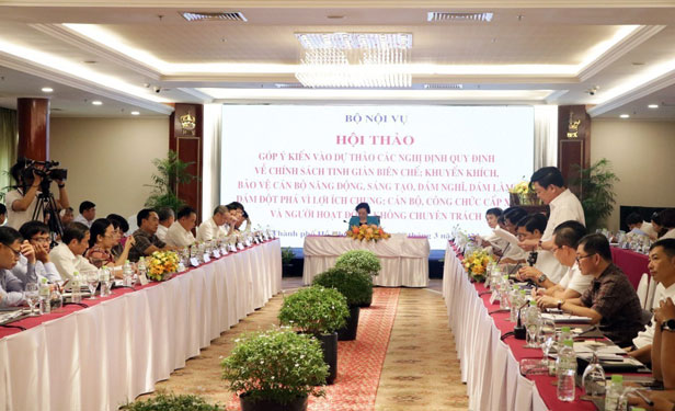 Đại biểu g&oacute;p &yacute; kiến tại hội thảo về dự thảo c&aacute;c Nghị định quy định về khuyến kh&iacute;ch, bảo vệ c&aacute;n bộ năng động, s&aacute;ng tạo, d&aacute;m nghĩ, d&aacute;m l&agrave;m&hellip; do Bộ Nội vụ tổ chức ng&agrave;y 28-3-2023, tại TP HCM  Ảnh: TƯ LIỆU