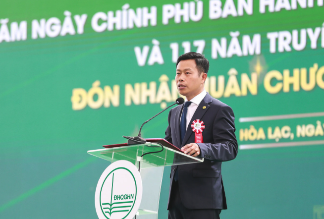 Đại học Quốc gia H&agrave; Nội nhận Hu&acirc;n chương Lao động hạng Nhất- Ảnh 2.