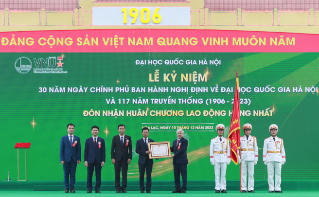 Đại học Quốc gia H&agrave; Nội nhận Hu&acirc;n chương Lao động hạng Nhất- Ảnh 1.
