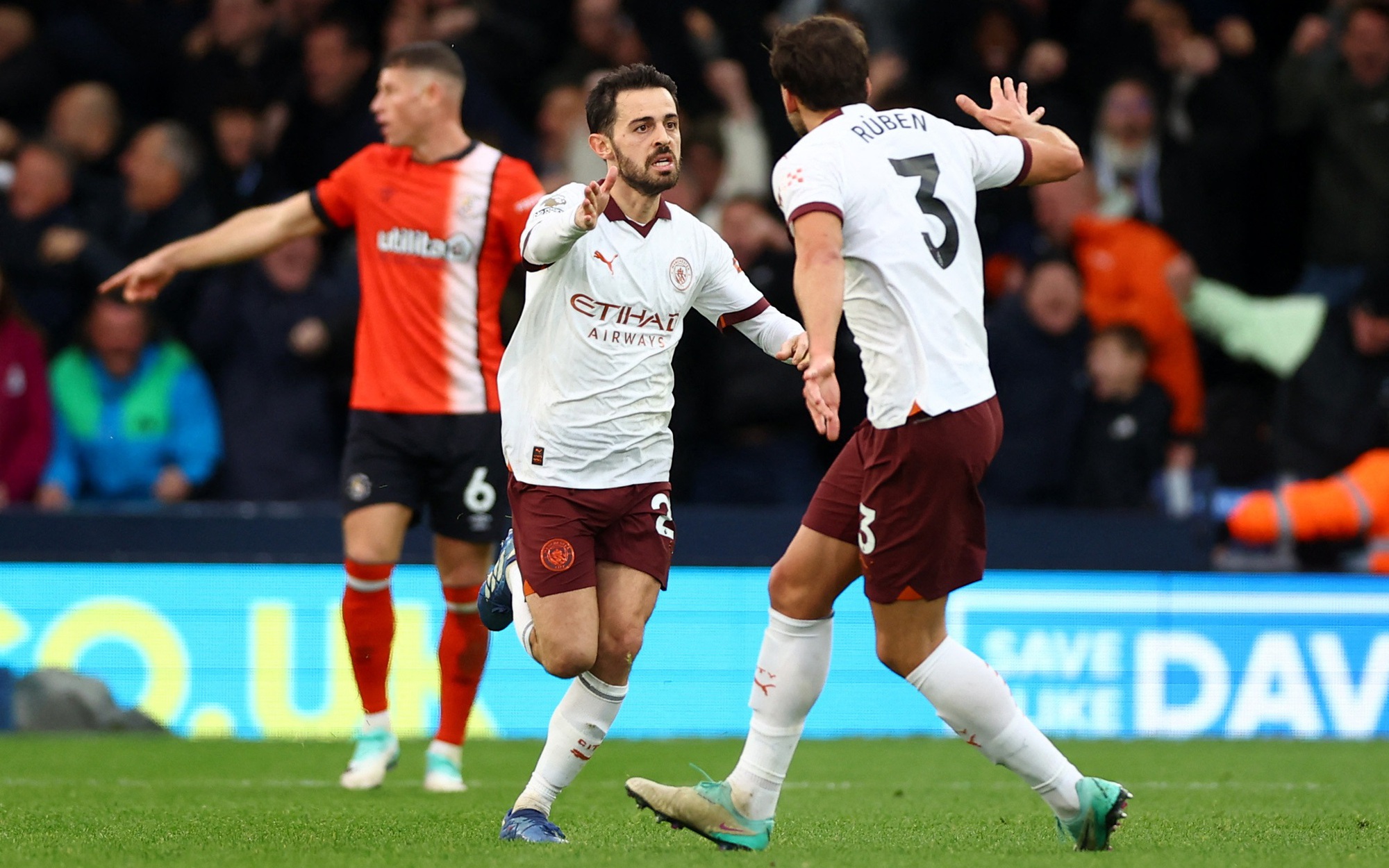 Ngược dòng đánh bại Luton Town, Man City hết lo bị ám ảnh kỷ lục buồn