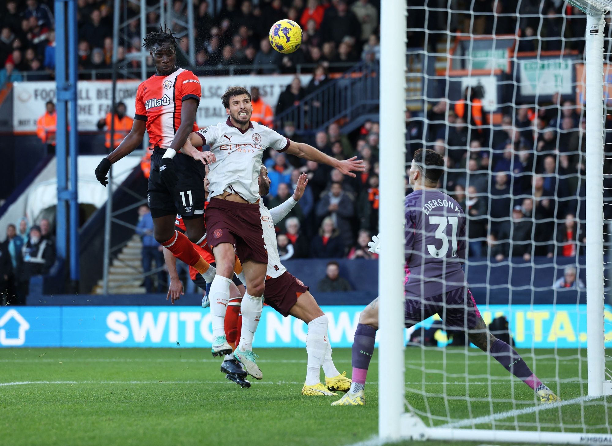 Ngược dòng đánh bại Luton Town, Man City hết lo bị ám ảnh kỷ lục buồn- Ảnh 3.