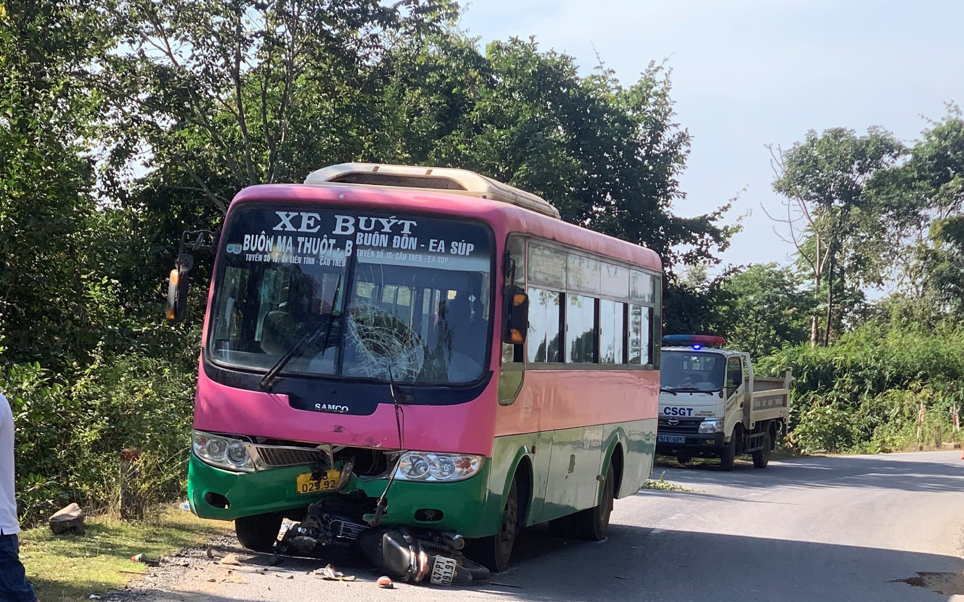 Tông vào xe buýt, 2 cha con đi xe máy tử vong
